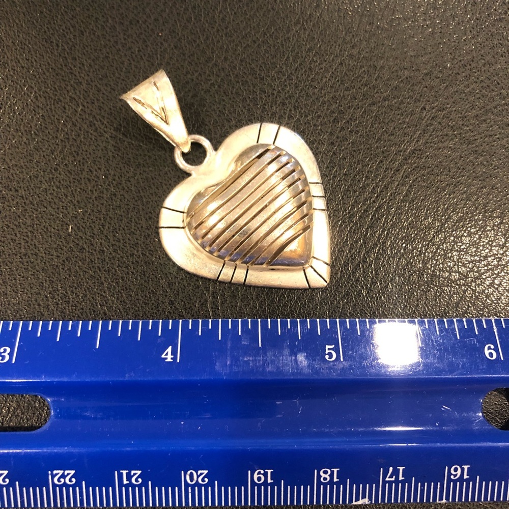 🌸3/$20. Silver puff heart charm